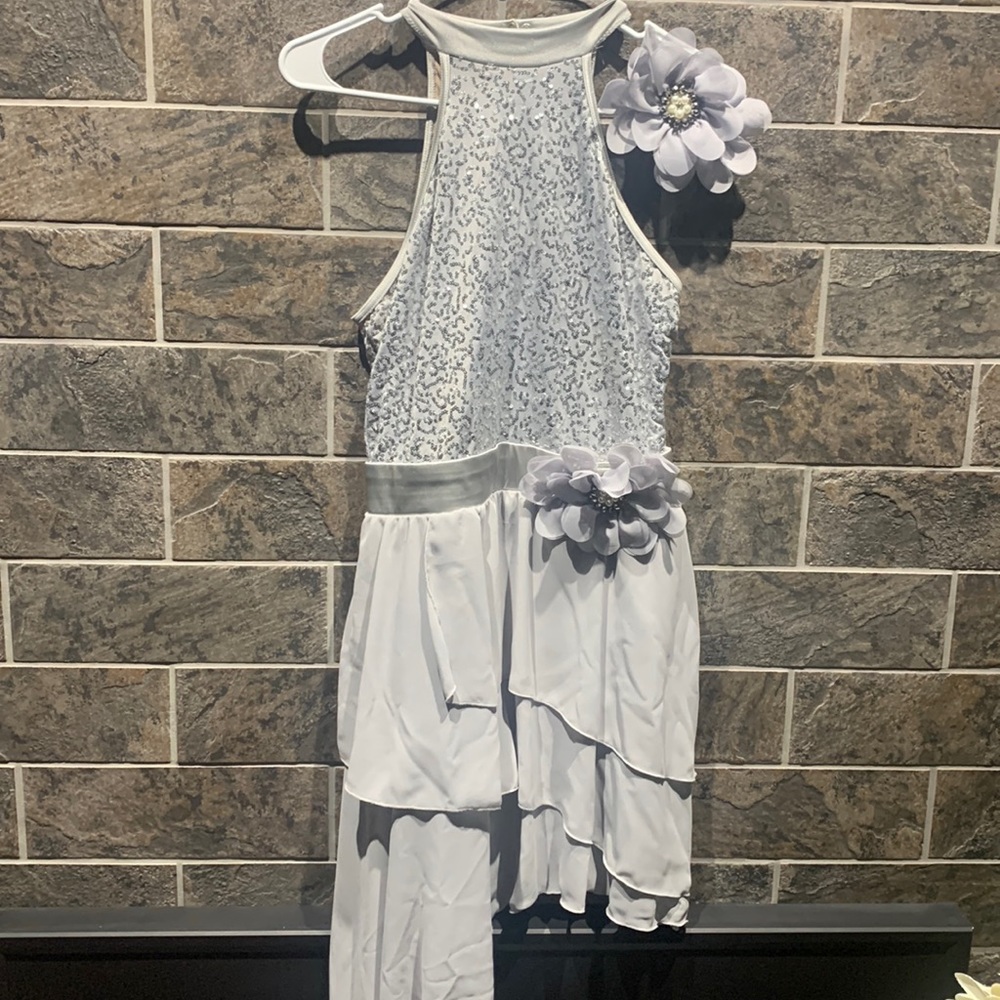 Weismann dance outfit/dress comes with a floral hair clip.